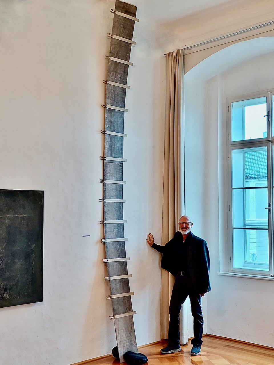 04_ANTHROPOSPHÄRE-LICHTJAHRE_Holz_Karton_Stein_Raumhöhe._H_410cm_B_47cm