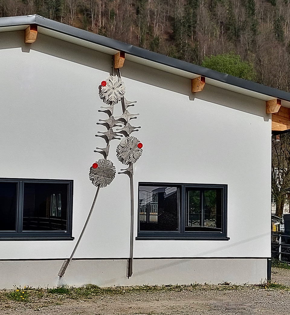 35_RIESEN_SCHWÜNGE_Edelstahl,_Keramik._H_550cm_B_125cm_St_12cm._Fassade