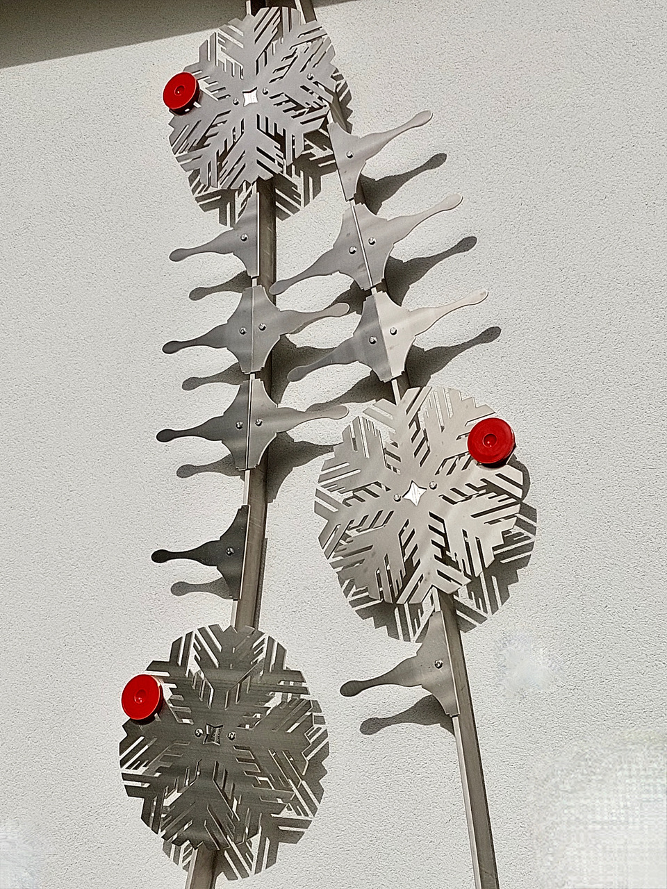 36_RIESEN_SCHWÜNGE_Edelstahl,_Keramik._H_550cm_B_125cm_St_12cm._Fassade_detail