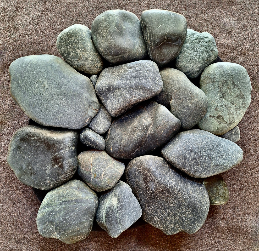 37_LEGUNG_Geschiebesteine_auf_Tuch._Dm_110cm_H_17cm_2025_(_Zu_den