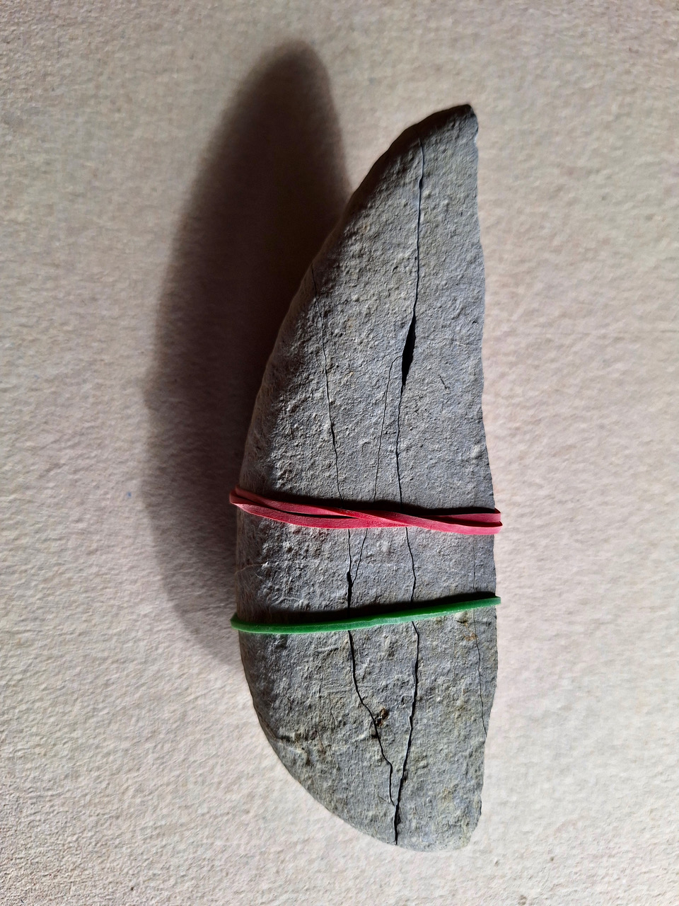 40_Geschiebestein_mit_natürlichen_Teilungen,_Gummi_L_15cm_B_5cm_St_4cm