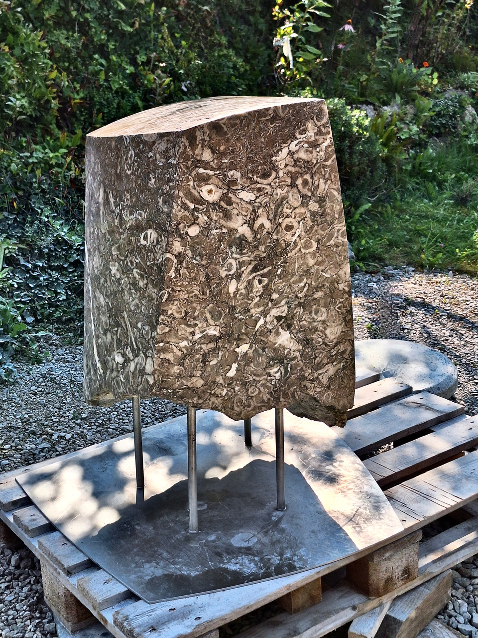 50_Hippuritenschutt-Block_gegebene_Spaltflächen_nachgearbeitet._Auf