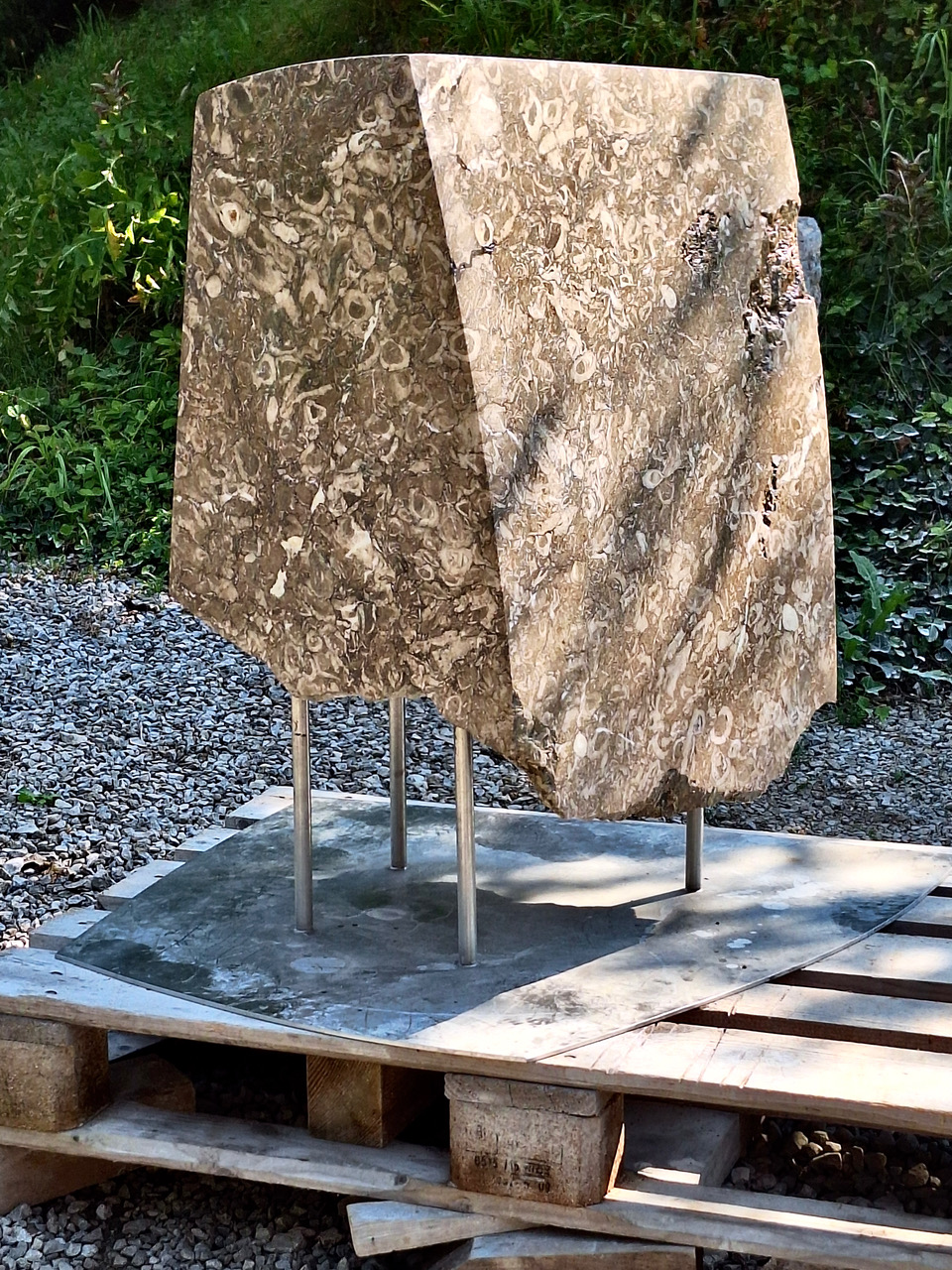51_Hippuritenschutt-Block_gegebene_Spaltflächen_nachgearbeitet._Auf_detail